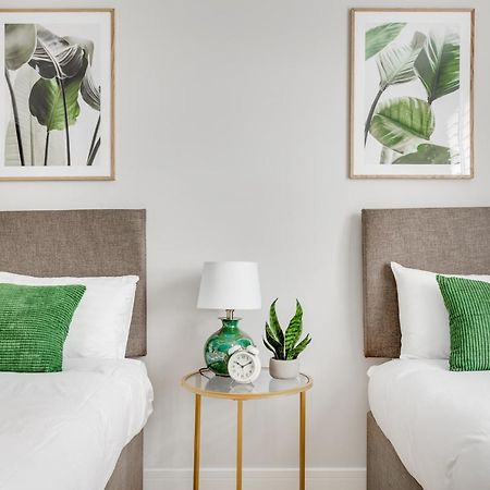Executive 2 Bedroom Apt City Centre Free Pkg , Wifi By Tent Serviced Apartments Стейнс Экстерьер фото