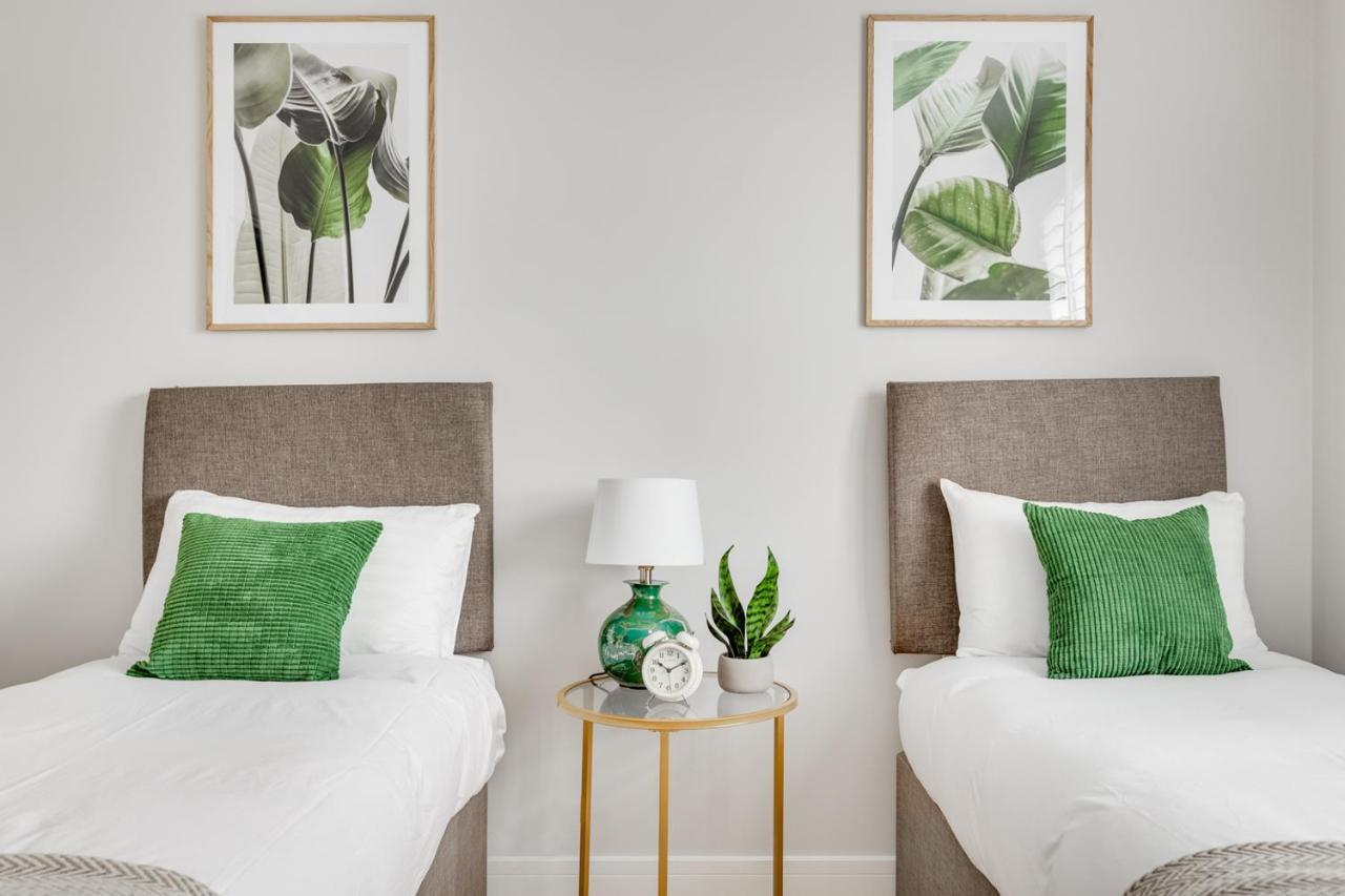 Executive 2 Bedroom Apt City Centre Free Pkg , Wifi By Tent Serviced Apartments Стейнс Экстерьер фото