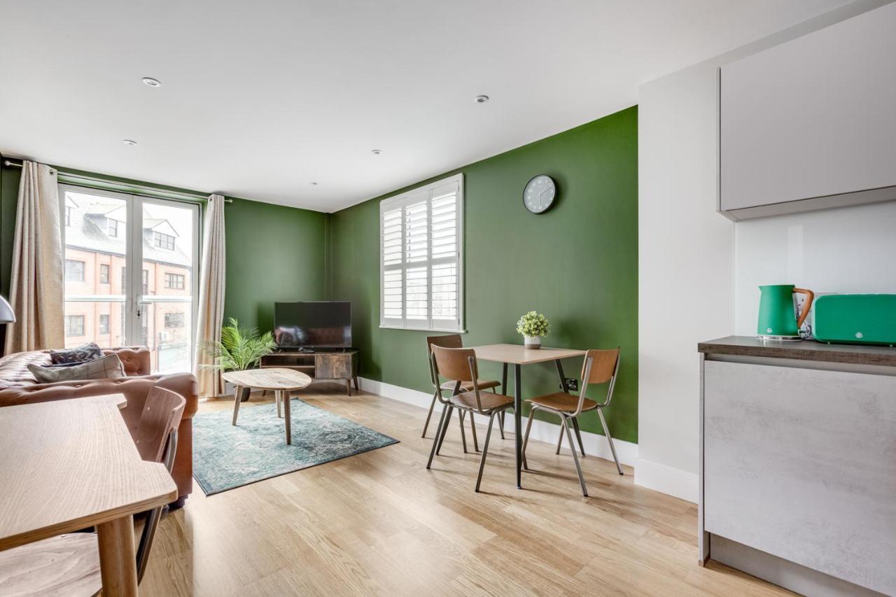 Executive 2 Bedroom Apt City Centre Free Pkg , Wifi By Tent Serviced Apartments Стейнс Экстерьер фото