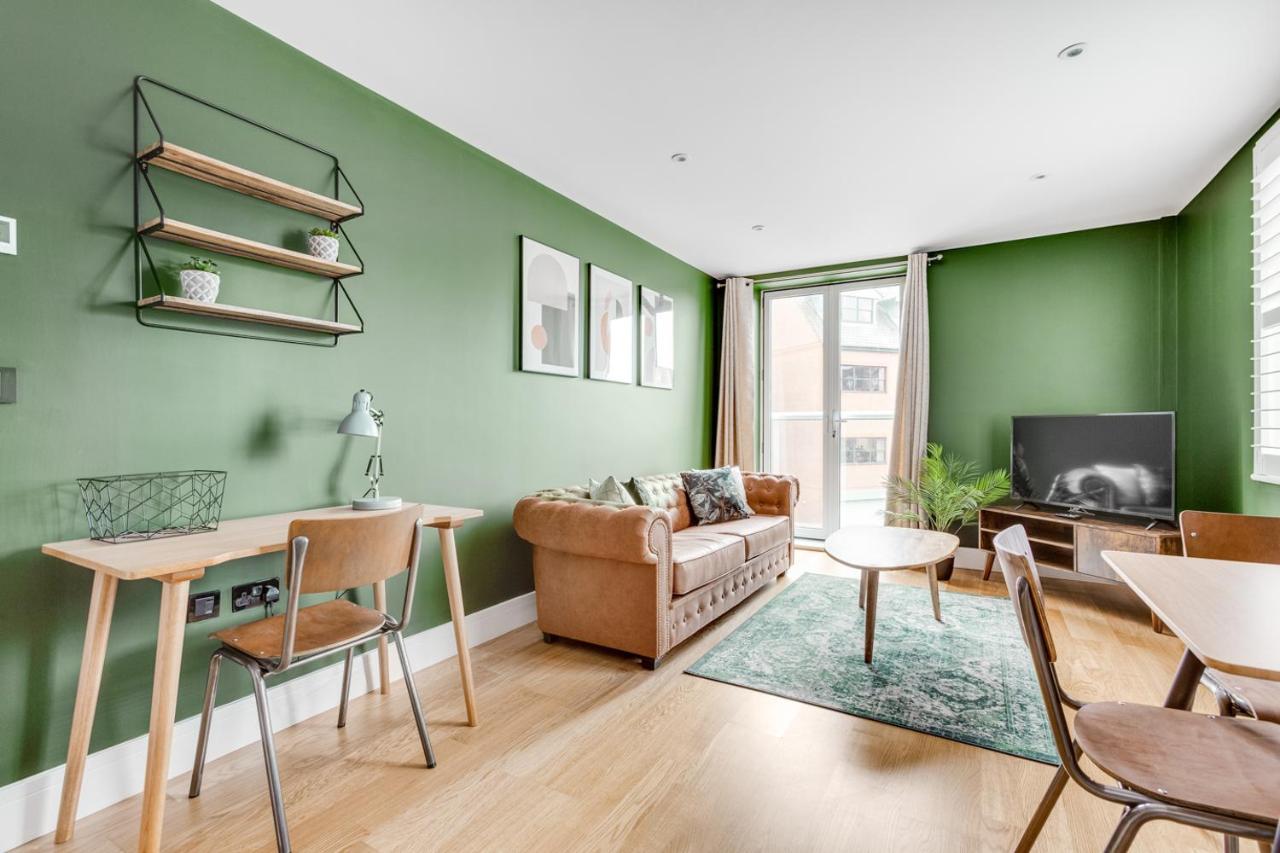 Executive 2 Bedroom Apt City Centre Free Pkg , Wifi By Tent Serviced Apartments Стейнс Экстерьер фото
