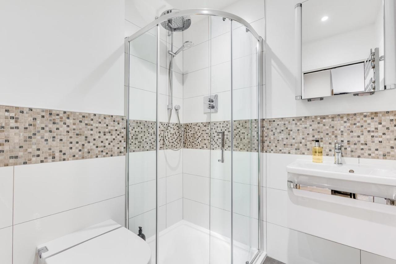 Executive 2 Bedroom Apt City Centre Free Pkg , Wifi By Tent Serviced Apartments Стейнс Экстерьер фото